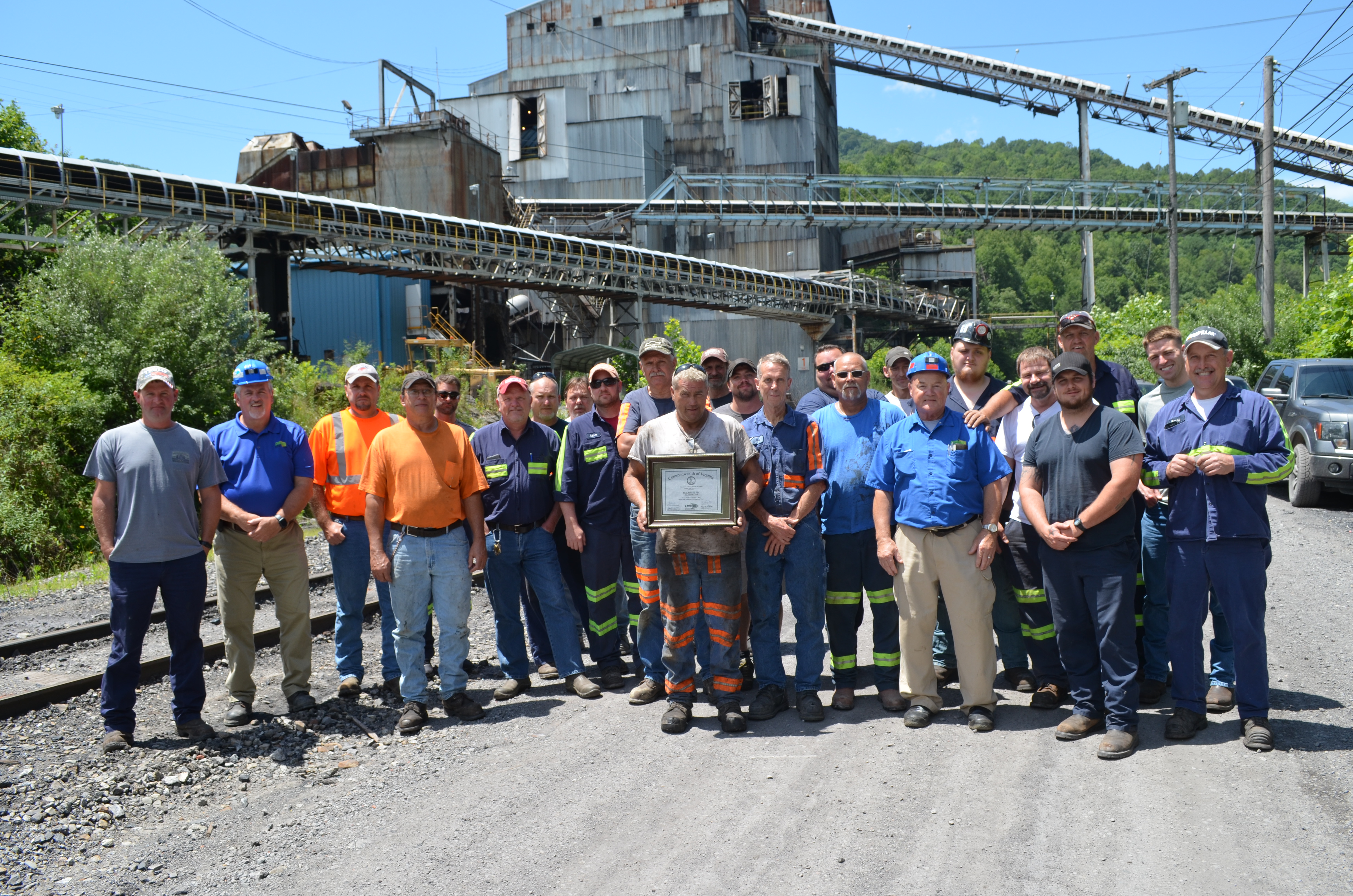El Jefe de la División de Minas, Randy Moore, presentando el Premio a la Seguridad de las Minas de Carbón de Virginia 2018 en Blackjewel, LLC Pigeon Creek
