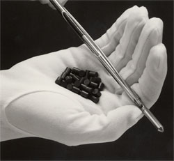 Los gránulos de uranio están contenidos de forma segura dentro de las barras de combustible de los reactores nucleares recubiertas de circonio