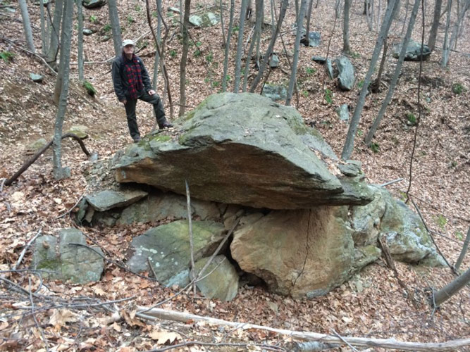 Escombros de deslizamientos de tierra fotografiados a lo largo del sendero superior en Fortune's Cove.